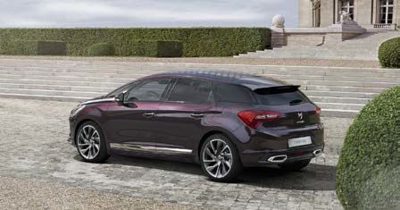 深紫色の専用ボディーカラー「Whisper」