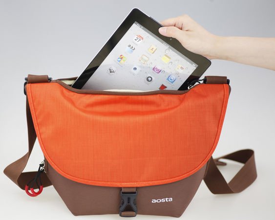 タブレットもスッポリ