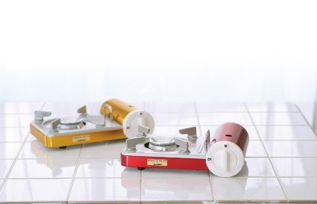 ゴールド（左）、レッドの2色を用意