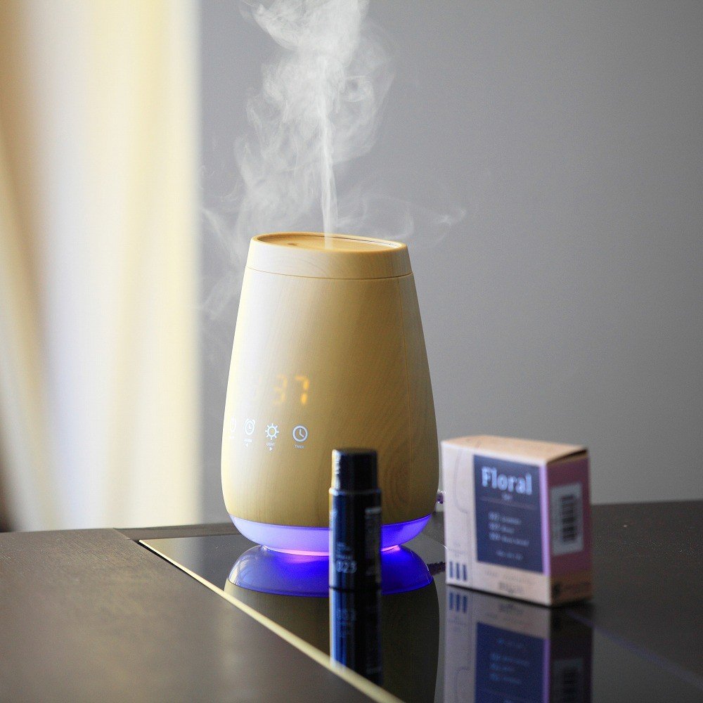 アラーム機能が付いたアロマディフューザー、木目調のすっきりフォルム
