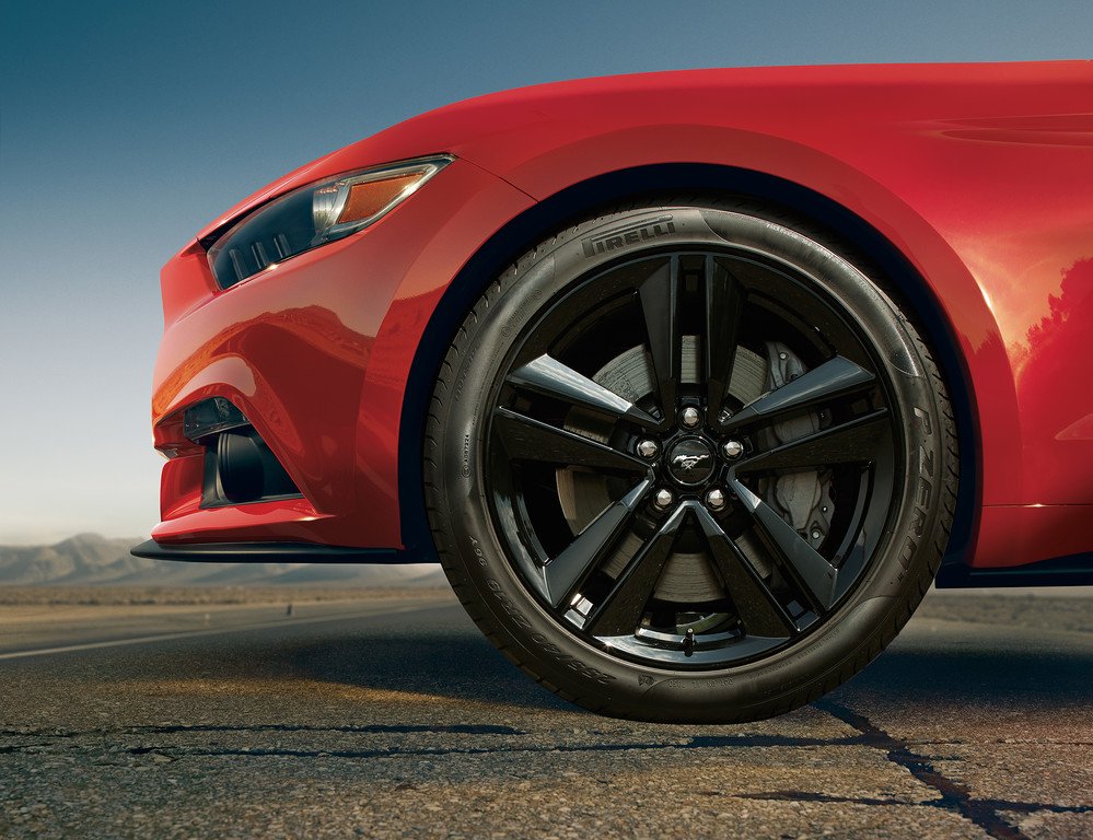 ブラックペイントの5本スポーク19インチアルミホイール