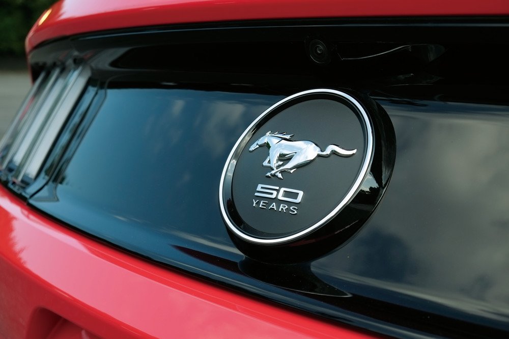 クラシックマスタングの給油口をモチーフにした専用リアエンブレム