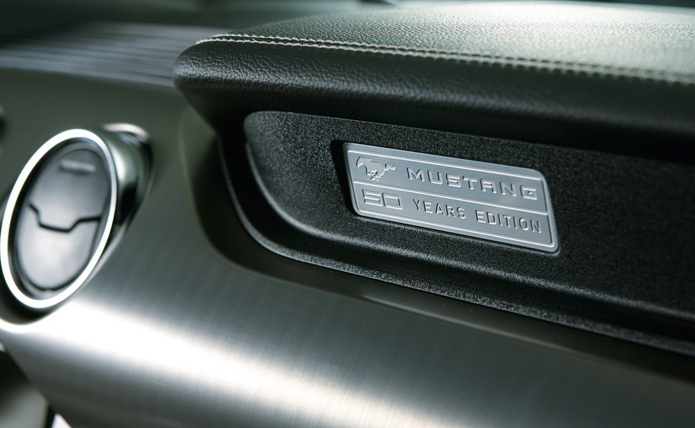 ダッシュボートに50周年記念モデル専用のアルミプレートを配置