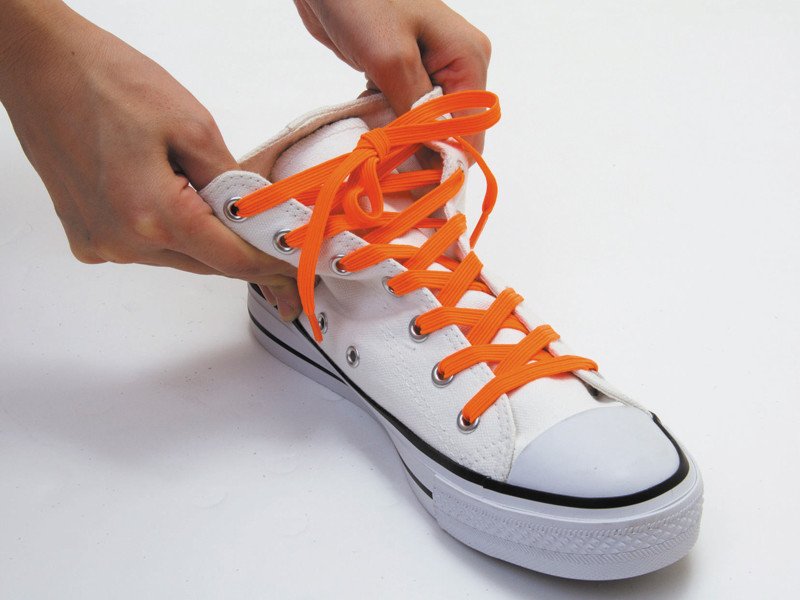 伸びる靴ひもで脱ぎ履き容易に　ストレッチ素材の「モヒート」   