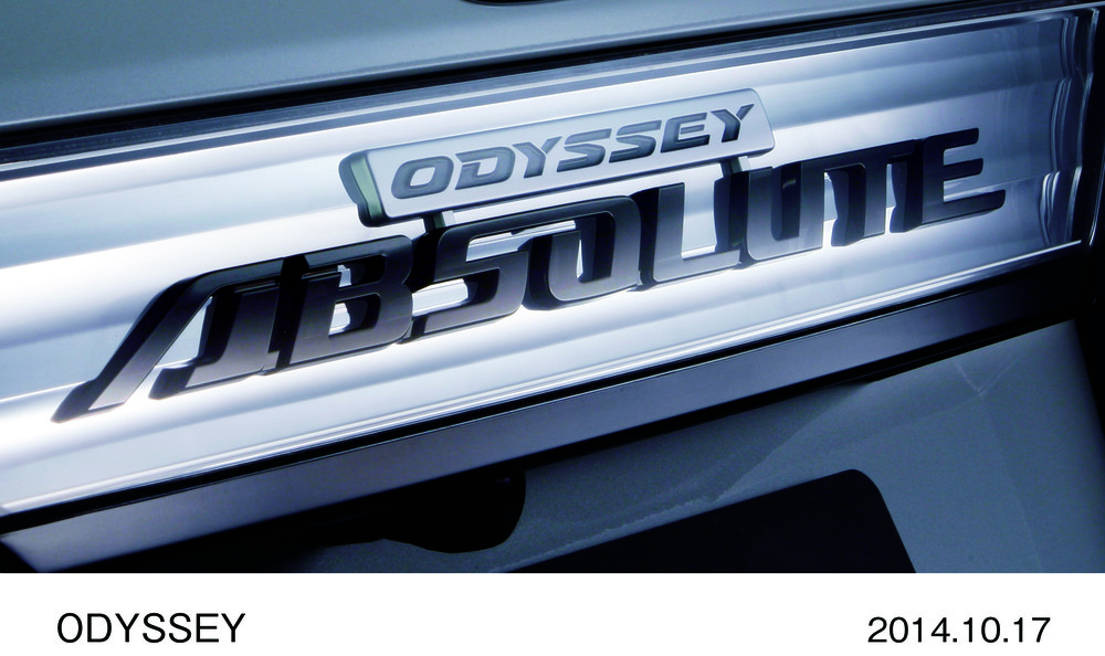 ブラッククロームメッキをあしらった「ABSOLUTE」リアエンブレム