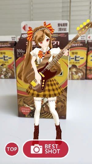 パッケージの前でソロライブ