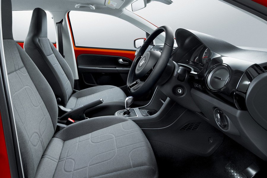 トルネードレッドモデルのインテリア