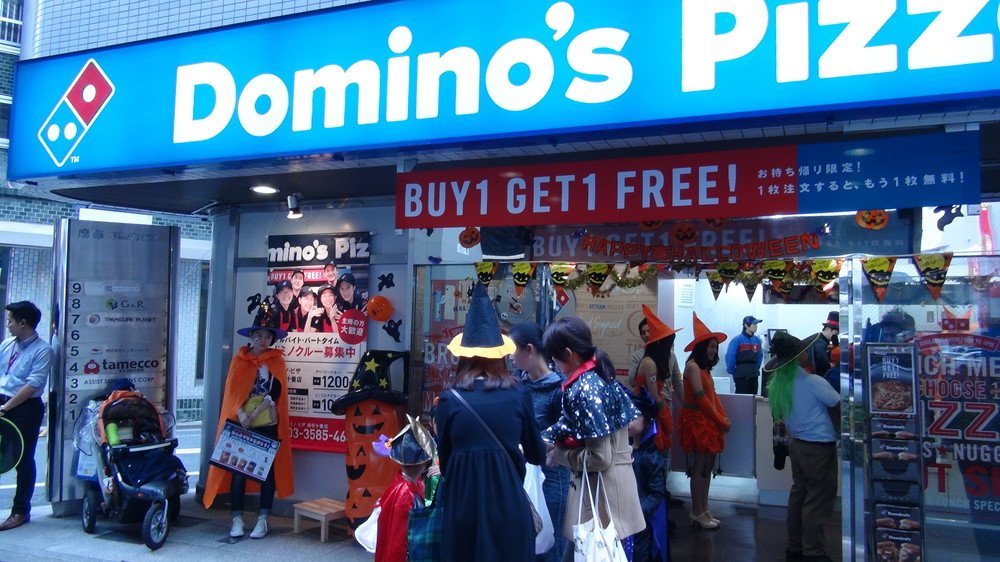 「ドミノ･ピザ」店舗に仮装集団が押し寄せる　ハロウィンイベントで100枚無料配布