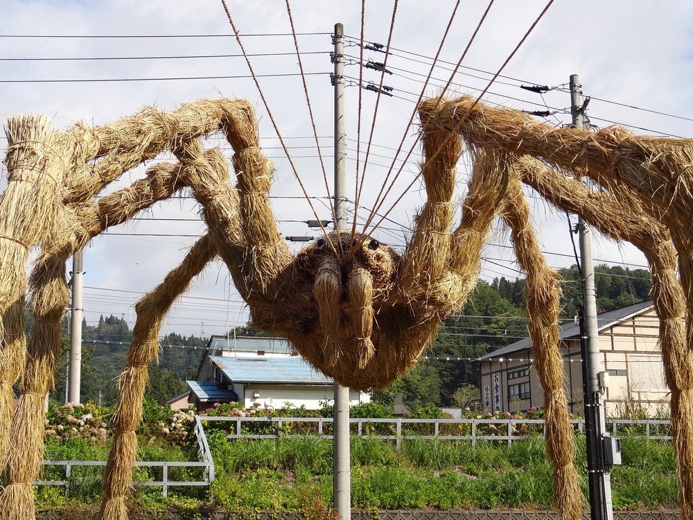 クモの巨大藁アート
