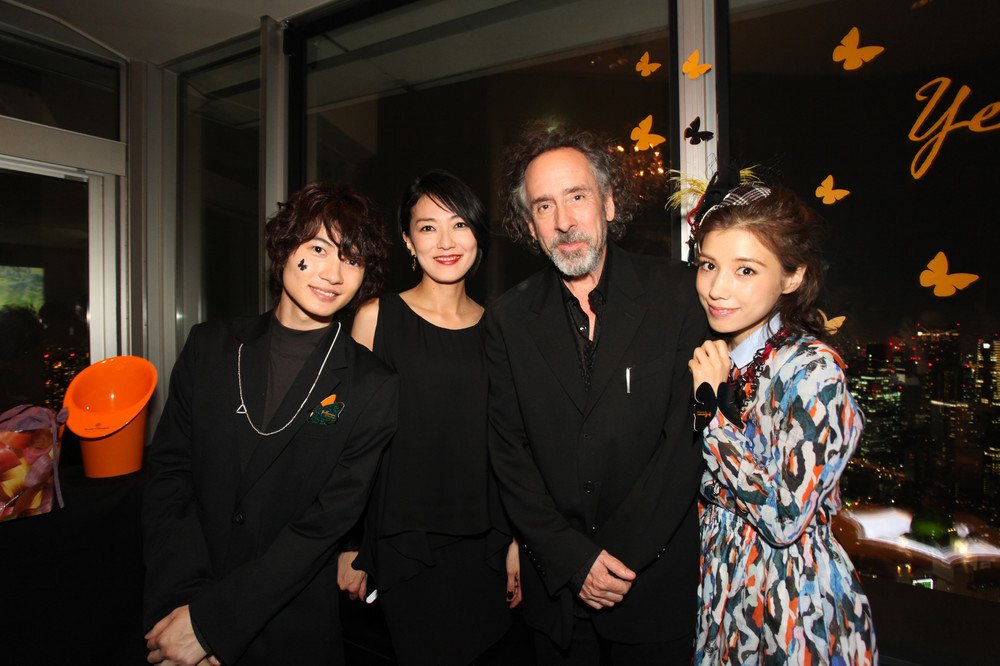 六本木の夜彩ったイエロウィン...「ヴーヴ・クリコ」がハロウィン演出　「ティム・バートンの世界」とコラボも