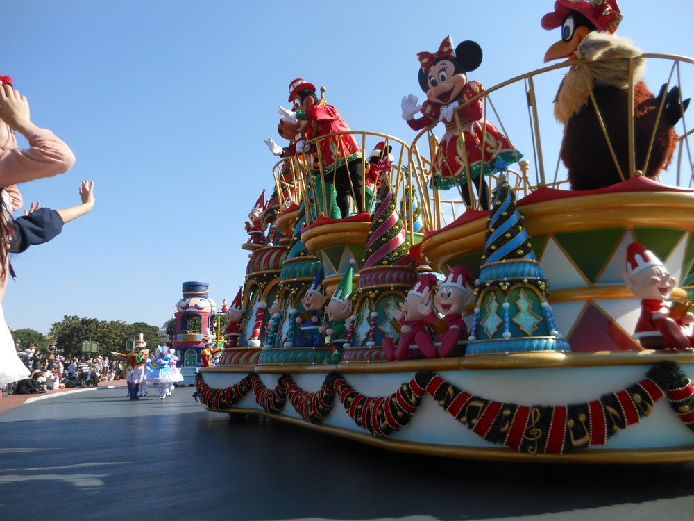 フロートからゲストに手を振るミニー