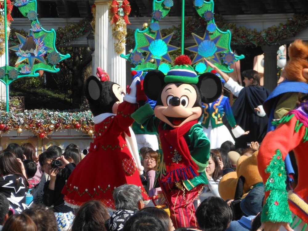 ホリデーグリーティングでミニーと踊るミッキー