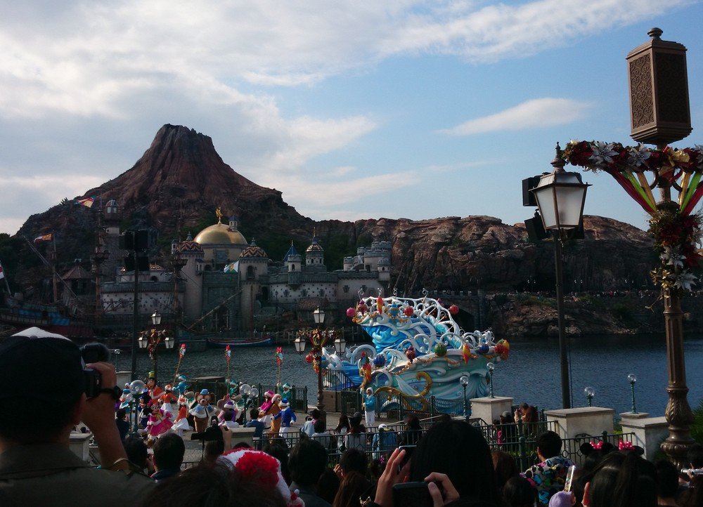 TDSリドアイルでのカラフルホリデーグリーティング