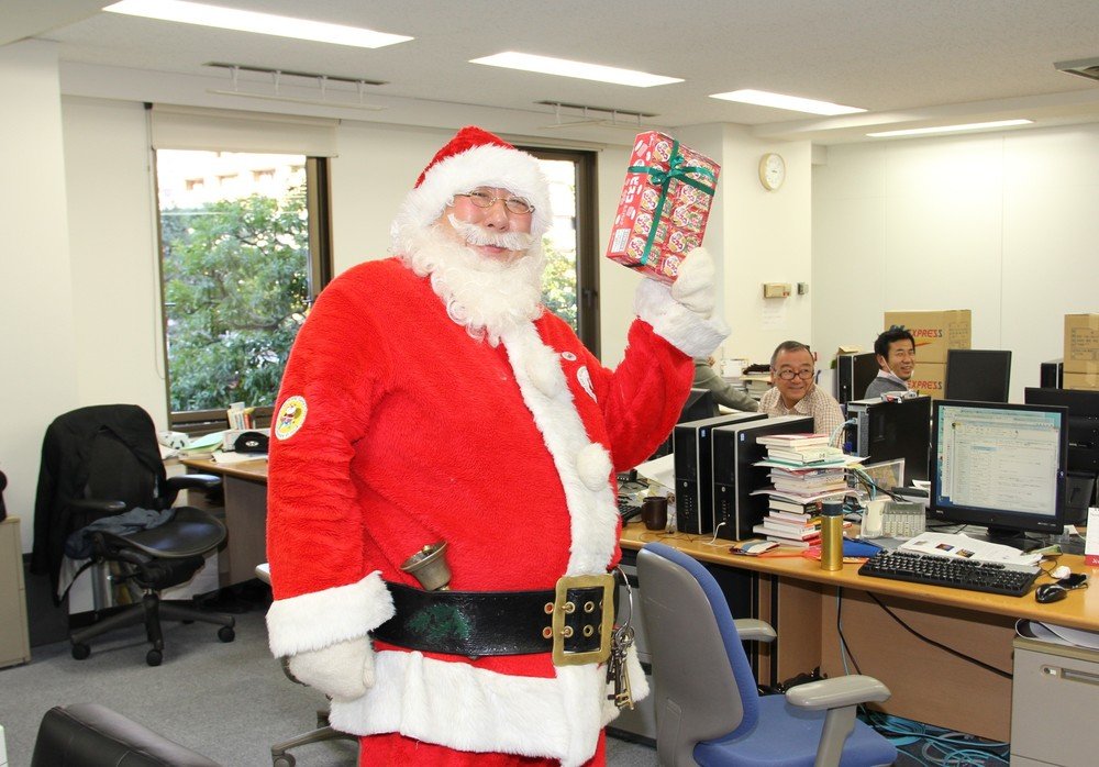 編集部に入りプレゼントかかげ…