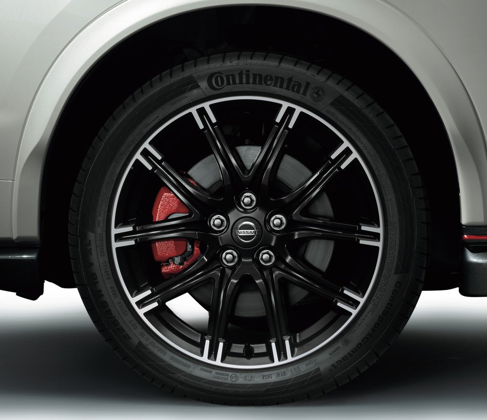 質感あふれるシャープなデザインのNISMO専用18インチアルミホイール