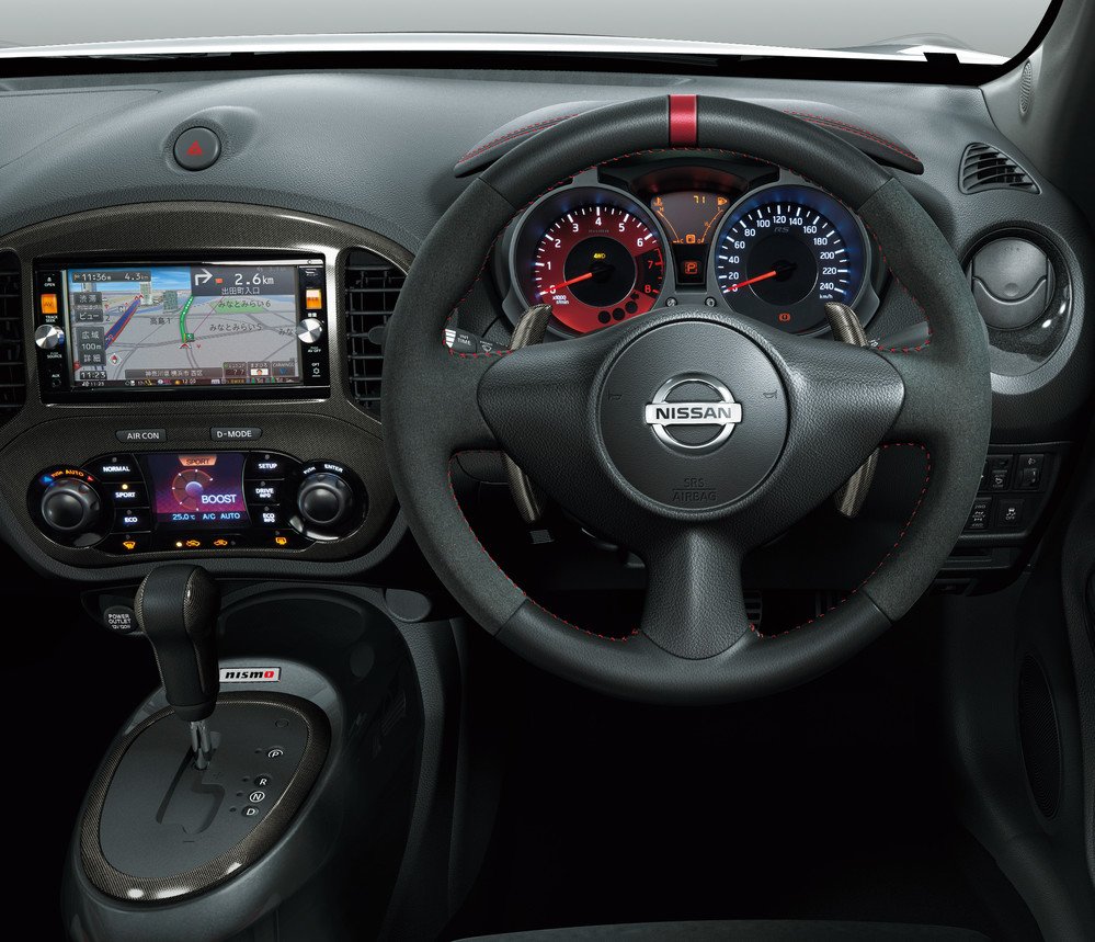 レッドセンターマーク付きの本革・アルカンターラ巻き3本スポークステアリング