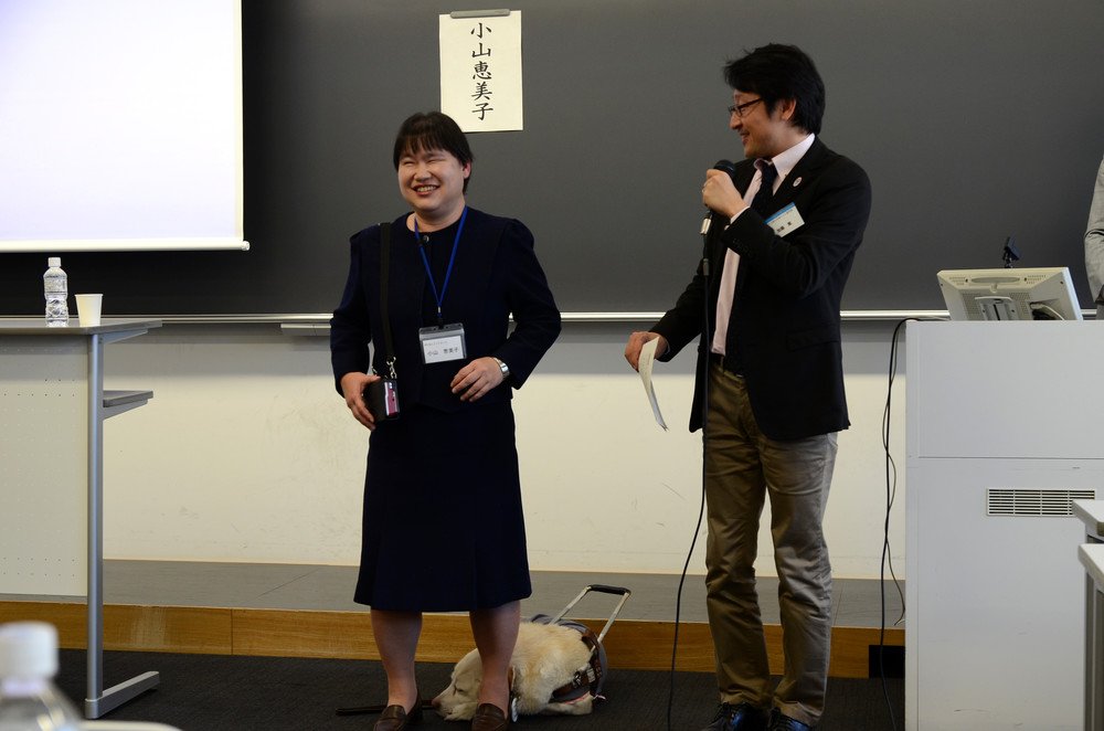 盲導犬ユーザーの小山恵美子さん（左）と、日本トイレ研究所の加藤篤理事