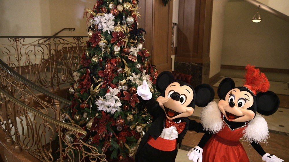 ツリーの傍らでクリスマスを楽しむミッキーとミニー(ｃ)Disney