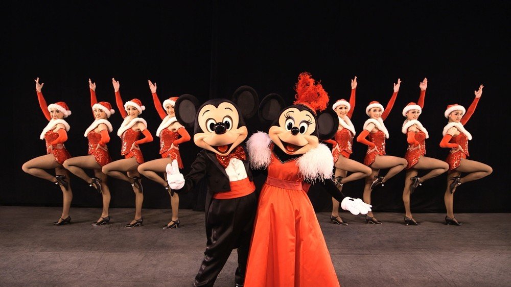 ミッキー、ミニーとダンサーら(ｃ)Disney