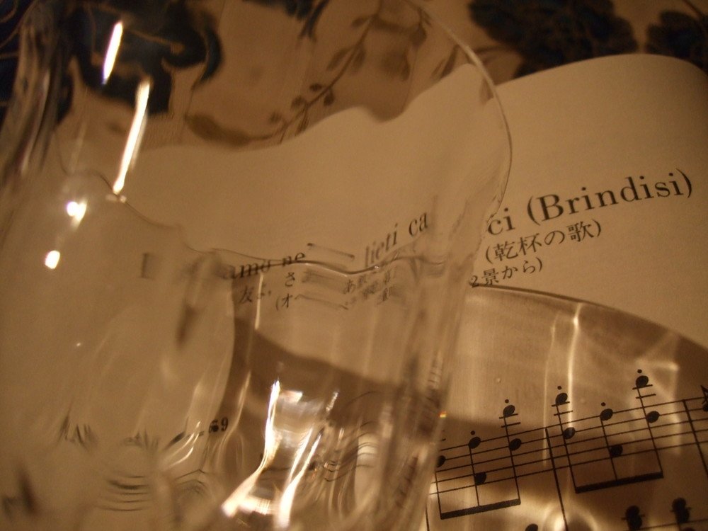 乾杯の歌　楽譜とワイングラス