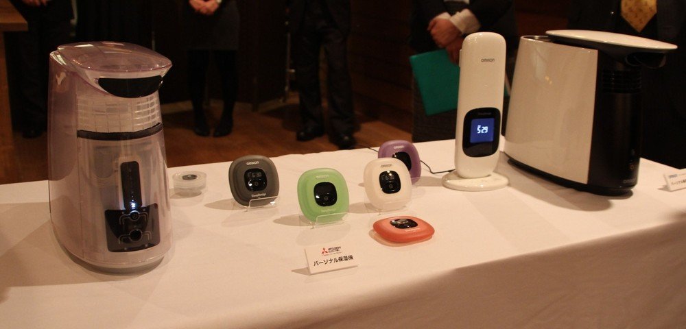 三菱電機とオムロン ヘルスケアがそれぞれの得意分野を持ち寄ることで開発された「パーソナル保湿機」