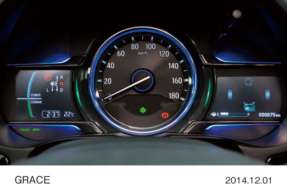 燃費履歴や平均車速などの情報を表示するマルチインフォメーション・ディスプレイ