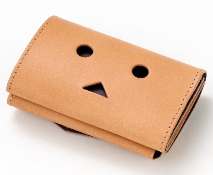 未収納時でわずか10ミリの厚さ　（C）KIYOHIKO AZUMA／YOTUBA SUTAZIO