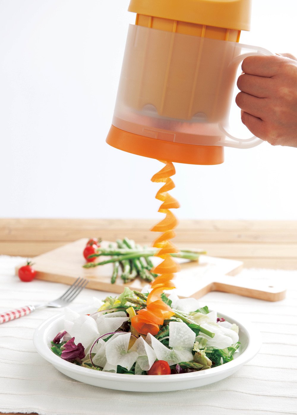 「minish クルクルベジスライサー」ドウシシャから、野菜をクルクル電動スライス