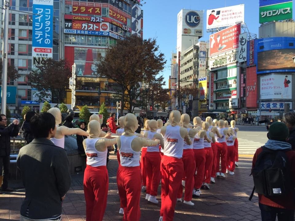 渋谷の街を練り歩くキモかわいい「てつぼうくん」