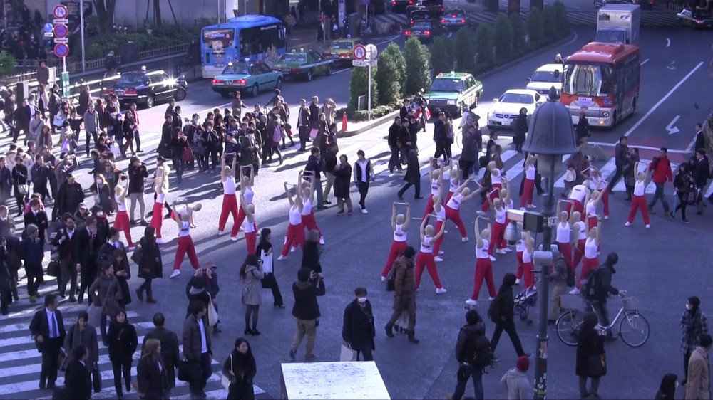 ダンスなど「てつぼうくん」のパフォーマンスに見つめる通行人ら