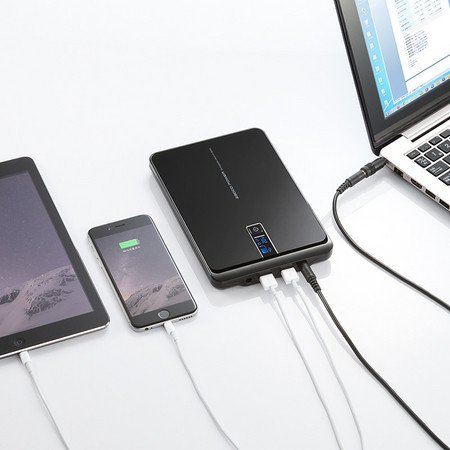 ノートPC、タブレット、スマホを同時に充電！　23000mAhの大容量モバイルバッテリー