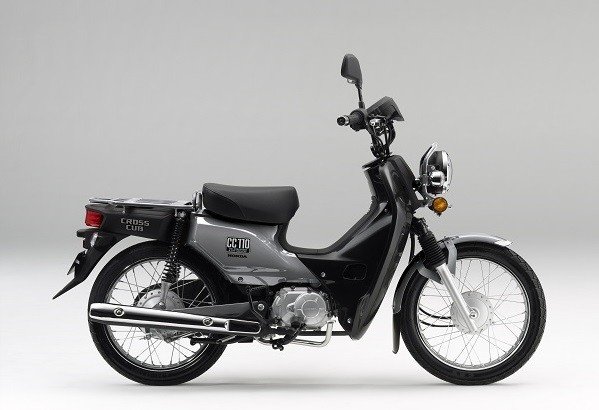 ホンダ、アウトドアスタイルの「クロスカブ」に新色ボスグレーメタリックを追加