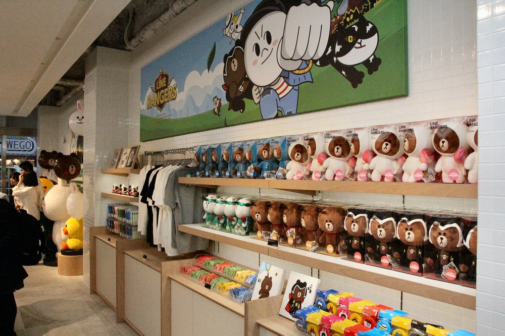 店内には400点以上の商品が並ぶ