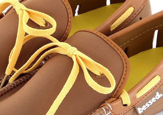 アッパー部分には、伸縮性があり柔らかいエラスティックナイロンを使用