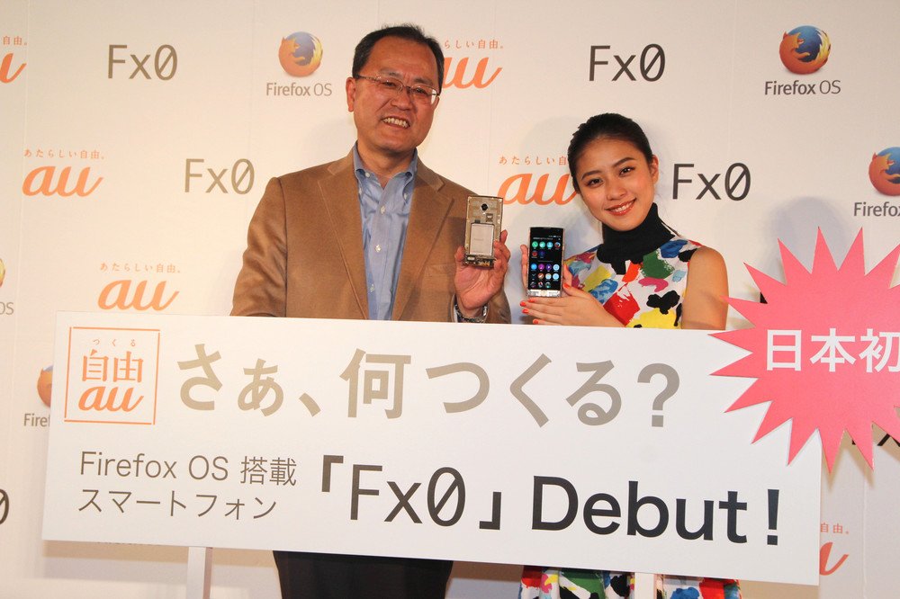 田中社長と女優・池澤あやかさんが新商品をアピール