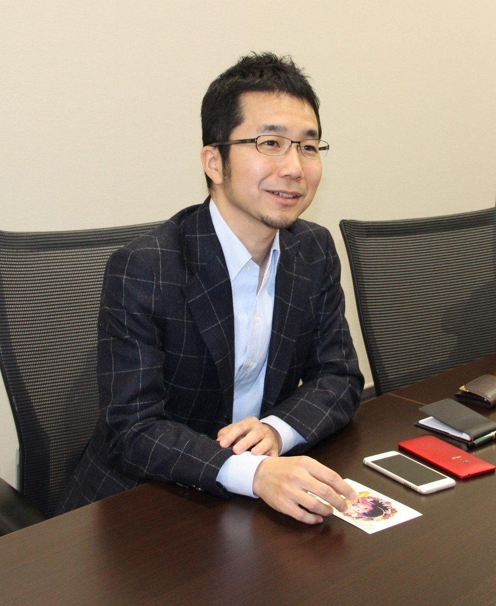 「動く年賀状」に注目する小口覺さん