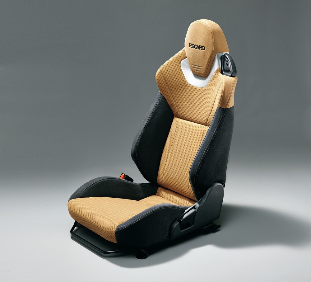 滑りにくく、肌触りも上質なスエード調生地を採用