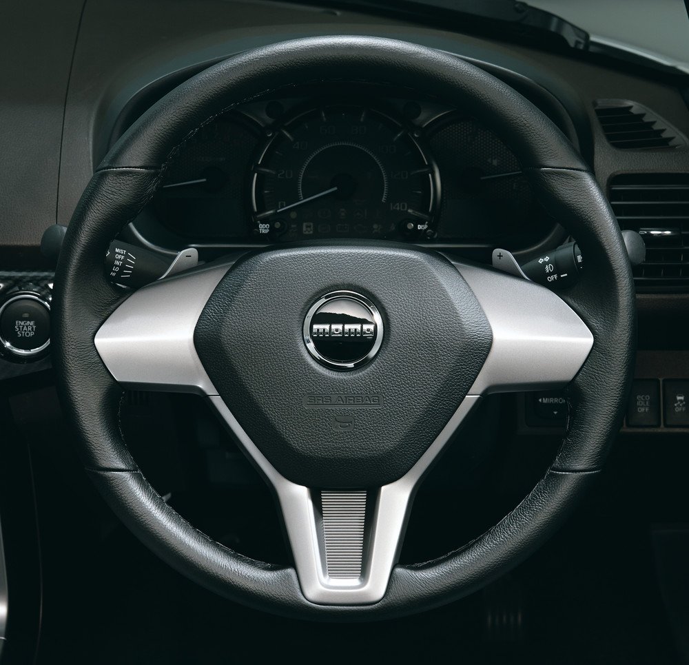 MOMO製革巻きステアリングホイール