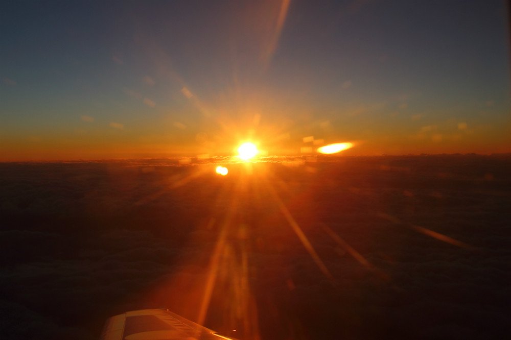 雲海から太陽、雪化粧した富士山...  成田発着便は「日本一早いご来光」