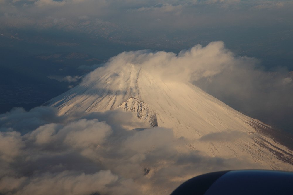 20000フィート（約6100メートル）を飛ぶ飛行機からは雪化粧の富士山も見えた