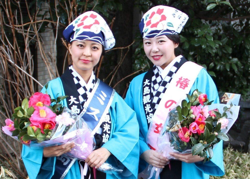 ミス大島の白井里枝さん(左)と椿の女王の島津恵梨花さん