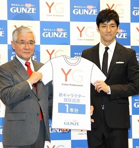 児玉和社長から「YG」1年分を受け取る西島秀俊さん