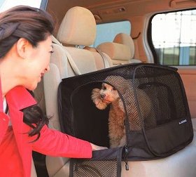 愛犬と安全に楽しくドライブ　ペット用車載ケージ