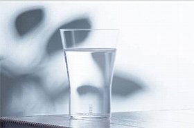 薄い飲み口で水を楽しむ　「水専用グラス」発売