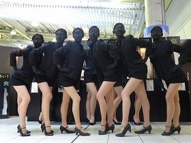 顔面黒塗りのASTIGU「脚女」がJR品川駅でダンスパフォーマンス