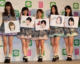 LINEの発表会に出席したAKB48グループのメンバー。左から小嶋陽菜さん、渡辺麻友さん、高橋みなみさん、松井珠理奈さん、松井玲奈さん