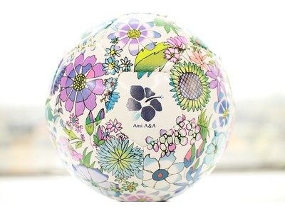女の子でもサッカーやりたい!　可愛らしい花柄がモチーフのサッカーボール登場