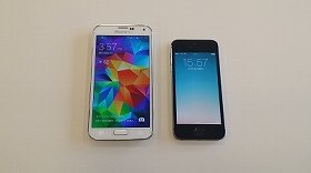 GALAXY S5（左）とiPhone 5s（右）