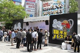 アルタ前は寝不足顔ジェネレータを試して枕をもらうイベントに長蛇の列ができていた