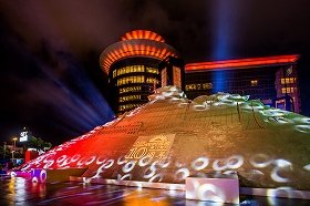 マカオ人気リゾート10周年　幻想的ライトアップでお祝い